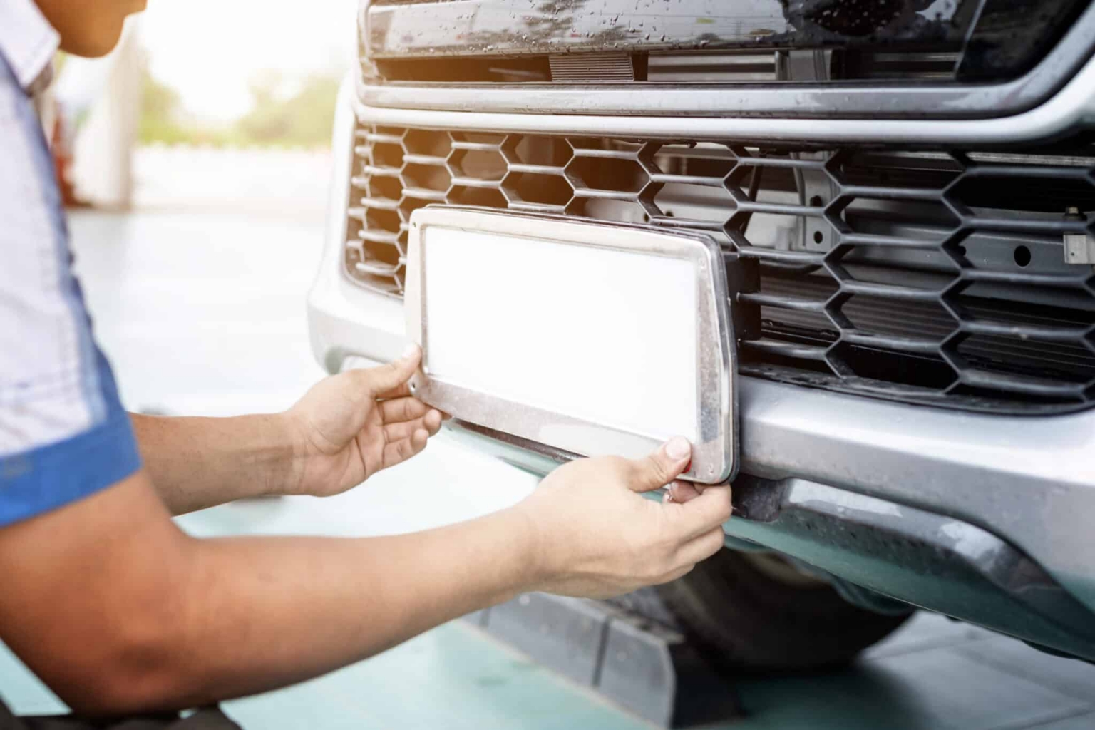 Technician,Changing,Thailand,Car,Plate,Number,In,Service,Center